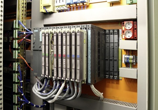 Abb. 4 Simatic-S5-Einschübe lassen sich mittels Konverter einfach auf S7 umrüsten. Die VCS-Lösung ist Teil des Servicepacks für Siclimat-X-Anlagen ab Version V 4.0 mit S7-Automationsstationen.