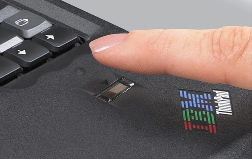Abb. 4 Trägt auch zur IT-Sicherheit bei: Ein Fingerprint-Sensor verhindert unautorisierten Datenzugriff. Ein Schloss am Notebook oder PC beugt unterwegs oder auf Messen Hardware-Diebstahl vor. - © IBM/Lenovo
