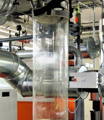 Abb. 7 Die Brennwertnutzung kann im Karlsruher Otto-Hahn-Gymnasium über eine Glas-Abgas­leitung kontrolliert werden. - © KSB Aktiengesellschaft / Wolfgang Heinl
