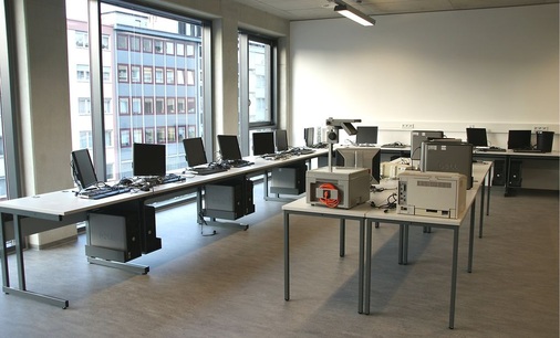 Abb. 3 Freiraum für Denker: Die Klassenräume sind ruhig und hell gestaltet. Heizung, Kühlung und Lüftung erfolgen über eine thermische Bauteil­aktivierung (BTA) mit integrierter Lüftungsverteilung.