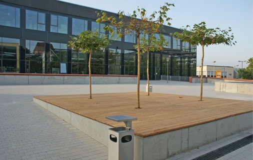 Abb. 2 Der Schulhof wurde als „Stadtbalkon“ mit Aussicht konzipiert. Er dient dem Heiz-/Kühlsystem als „Energiegarten“, der die Schulgebäude über Erdsonden und Erdkollektoren mit Wärmeenergie aus der Umwelt versorgt.