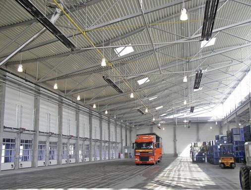 Abb. 4 Logistikhalle mit Einzelstrahlern. Beim Öffnen der Lkw-Tore entweicht kaum Wärme aus der Halle.