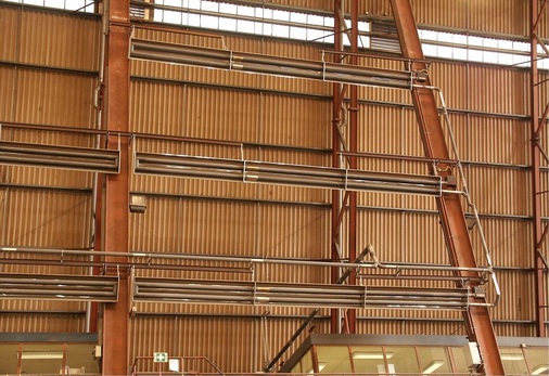 Abb. 2 Dunkelstrahler mit horizontaler Abstrahlung trocknen den Farbanstrich von Bohrinsel-Segmenten.