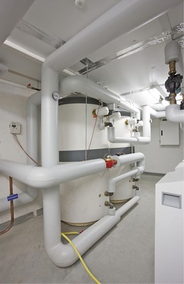 Abb. 3 In dem nur etwa 20 m² großen Heizraum ­befinden sich auch zwei 1000-l-Pufferspeicher.