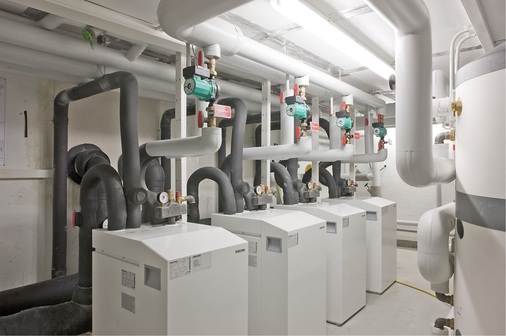 Abb. 2 Vier Grundwasser-Wärmepumpen von Stiebel Eltron mit ­jeweils 20 kW Heizleistung sind in Kaskade geschaltet. Das System leistet einen wesentlichen Beitrag zu günstigeren Betriebskosten, mit der Gesamtmaßnahme wurde der Heizkostenanteil um mehr als 70 % verringert.