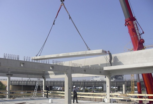Abb. 2 Positionierung der 12 m langen Spannbetonelemente (Elbe-Klimadecken) auf den Deckenauflagern und Querträgern des Erdgeschosses.