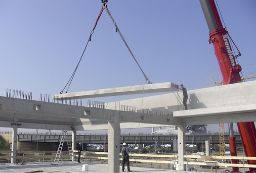 Abb. 2 Positionierung der 12 m langen Spannbetonelemente (Elbe-Klimadecken) auf den Deckenauflagern und Querträgern des Erdgeschosses. - © Uponor
