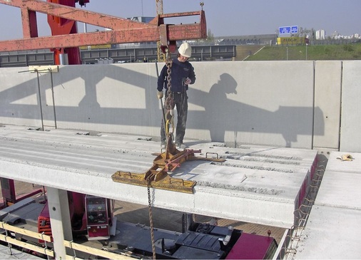 Abb. 4 Innerhalb eines Tages können ca. 400 bis 500 m² Deckenelemente verlegt werden.