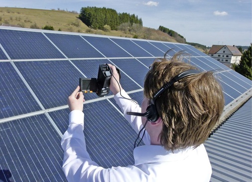 Abb. 11 Zu einem eigenständigen Bereich hat sich ­inzwischen die Thermografie von PhotovoltaikAnlagen entwickelt. - © Testo
