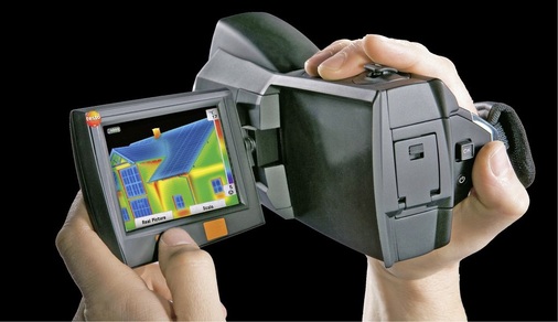 Abb. 9 Ein dreh- und schwenkbares Kameradisplay ermöglicht bequeme Aufnahmen, auch aus ungewöhnlicher Perspektive.