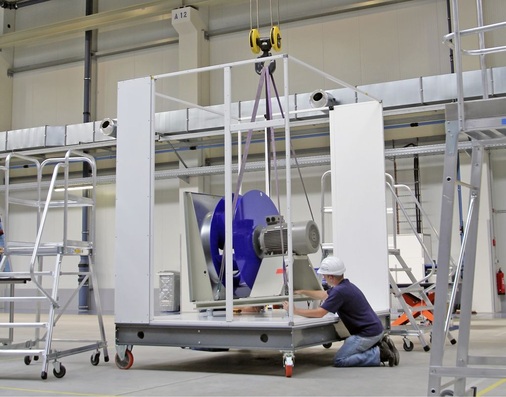 Abb. 3 X-CUBEEndmontage. Im Oktober 2011 wurden in Anholt die einzelnen Fertigungsschritte für die Serien­produktion vorbereitet.