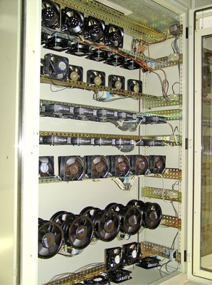 Abb. 4 Testkandidaten im Prüflabor, bei 40 und 70 °C absolvieren sie den Dauerlauftest bis zum Ausfall.