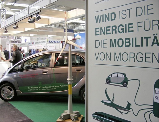 Abb. 2 Windstrom bringt sich als Energie für die Elektromobilität schon in Position. Anbieter von Mikro-KWKGeräten haben das emotionale Potenzial solcher Kooperationen offenbar noch nicht entdeckt.