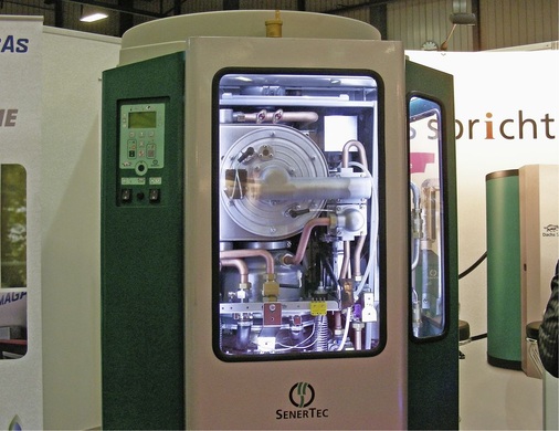 Abb. 4 Dachs Stirling mit typischen Leistungsdaten von 1 kWel und 6 kWth (plus Zusatzbrenner ohne Stromgewinnung). Senertec empfiehlt einen ­Jahreswärmebedarf von mindestens 15000 kWh. Bei dem Gerät bilden Speicher, Stirlingmotor und Brennwertgerät auch zur vermeidung von Schallproblemen eine Einheit.