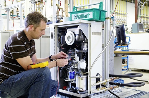 Abb. 5 Dringend gesucht: “SHK-Krafthandwerker“, die das KWK-Geschäft inklusive Wirtschaftlichkeits­berechnung ­verstehen. Das gas­motorische Mikro-KWK-System ecopower 1,0 von Vaillant mit einem deutlich höheren elek­trischen Wirkungsgrad (Webcode #NB_LINK[T=Webcode 336140;CMD=SEARCH;PARAM=keys= 336140]#) als Mikro-KWK-Geräte mit ­Stirlingmotor kann in ­kleinen Wohngebäuden eine deutlich längere Laufzeit erreichen.