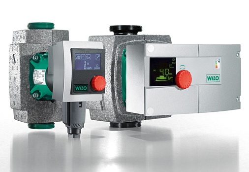 Abb. 7 Die hocheffi­zienten Wilo-Einzelpumpenbaureihen Stratos Pico (links) und Stratos erfüllen bereits die strengen Anforderungen der ab August 2015 geltenden zweiten Stufe der EU-Verordnung für NassläuferUmwälzpumpen.