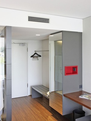 Abb. 4 Die Gebläsekonvektoren wurden in einer abgehängten Decke installiert. Eine Klappe in der Decke ermöglicht den Zugriff bei der Wartung.