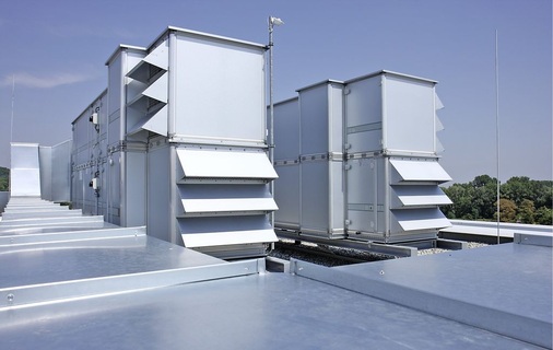 Abb. 3 Die beiden Zentrallüftungsgeräte GEA CAIRplus SX auf dem Hoteldach. - © GEA
