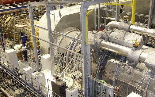 Abb. 2 GuD-Kraftwerk der E.on in Irsching bei Ingolstadt. Diese schnell reagierenden Kraftwerke wirken regulierend auf fluktuierende Stromeinspeiser. - © Siemens
