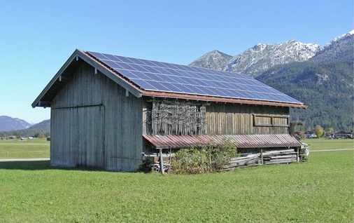 Abb. 4 Trügerische Idylle: Photovoltaik ja, aber in Zukunft mit Batteriepuffer. Die wahllose Einspeisung von PV-Strom sorgt für Netzprobleme. Forderungen nach Stromspeichern werden immer lauter.