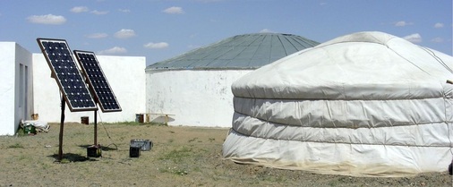 Abb. 12 Für mongolische Nomaden sind photovoltaische Inselnetze längst Normalität. - © Margot Dertinger-Schmid
