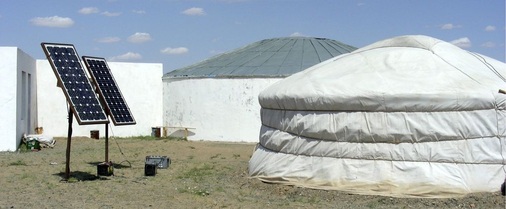 Abb. 12 Für mongolische Nomaden sind photovoltaische Inselnetze längst Normalität.