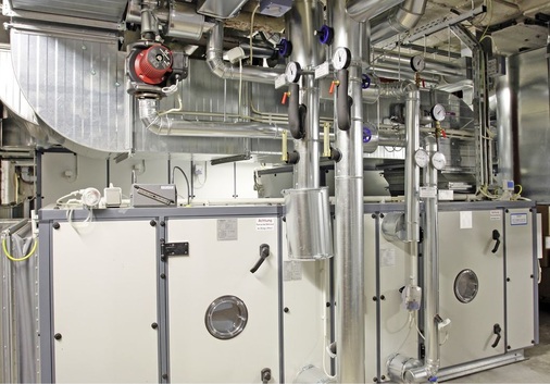 Abb. 2 Durch die Opti­mierung der Prozesse Luftaufbereitung, ­Kühlung sowie Be- und Entfeuchtung lassen sich überdurchschnittlich hohe Energie­einsparungen erzielen. Im Bild: Moderne RLT-Zentralgeräte in der Neuen Nationalgalerie, Berlin.