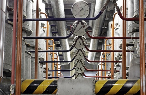 Abb. 4 In den meisten ­Fällen lohnt es sich, die Wärmeverteilung neu aufzubauen: ­Heizungsverteiler in der Aller-Weser-Klinik in Achim.