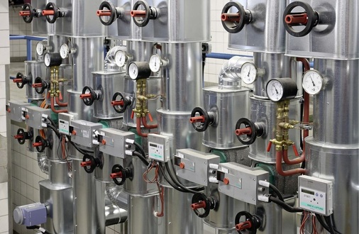 Abb. 6 Nur wer misst und zählt und diese Werte intelligent verarbeitet kann die erreichte ­Gebäudeenergieeffizienz langfristig absichern: Wärme­mengenzähler in der Aller-Weser-Klinik.