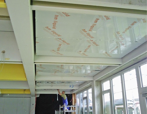 Abb. 6 Im Eingangs­bereich mussten die Konstruktion und die Montage der ­Deckensegel genau auf die baulichen Zwänge abgestimmt werden.