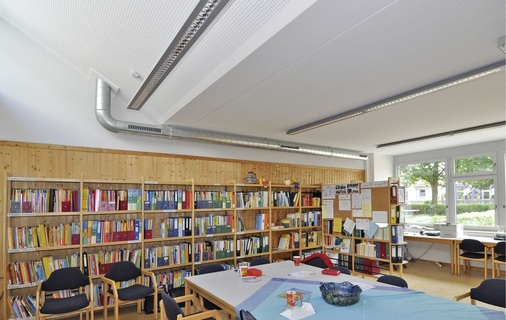 Abb. 4 Auch im Lehrerzimmer macht sich die Heizung an der ­Decke nur durch die Thermische Behaglichkeit bemerkbar. ­Lediglich die gelochten Gipskartonplatten weisen auf die darunter liegenden Strahlflächen hin.