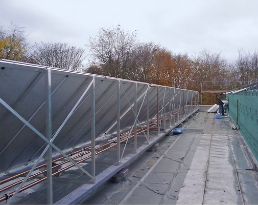 Abb. 9 Die Solaranlage mit einer Fläche von 58 m2 wurde mit einer Neigung von 45° auf dem Flachdach montiert.