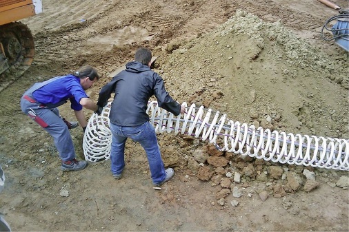 Abb. 8 Als Wärmequelle für die Sole/Wasser-Wärmepumpen wurden 9 m tiefe Sonden mit spiralförmig angeordnetem Kunststoffrohrabsorber (25 × 2,3 mm, Gesamtlänge 40 m) installiert. - © Sperber Ingenieurgesellschaft
