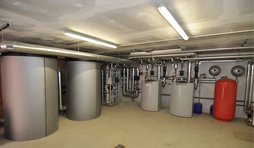 Abb. 7 Heizungszentrale im Keller mit zwei ­Wärmepumpen, zwei Pufferspeichern und dem Energy ­Controler zur opti­mierten Abladung der Solarerträge.