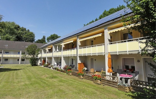 Abb. 6 Großzügige Balkone und Terrassen haben eine hohe Aufenthaltsqualität und bieten — wie auch die Laubengänge — Gelegenheit zum Austausch.