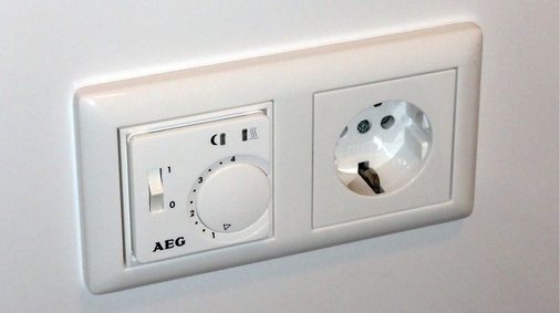 Abb. 5 Über einen ­Einzelraumregler lässt sich die Fuß­bodentemperierung bedarfsgerecht ein- und ausschalten. Die Kontrollleuchte zeigt den Betrieb an.