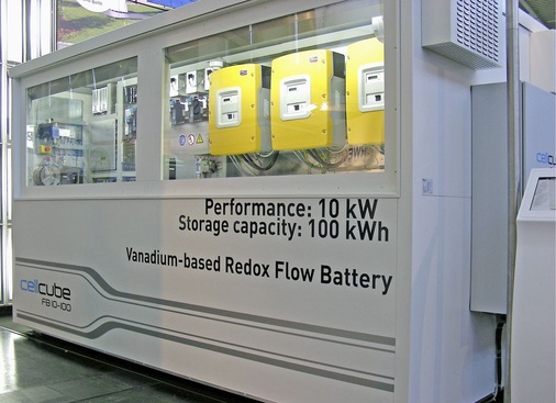Abb. 2 Großbatterien wie die RedoxFlow-Batterie auf Vanadium-Basis von Gildemeister gelten als Schlüsseltechnologie in der zukünftigen Strom­versorgung. Allerdings fehlt es noch an überzeugenden ­Geschäftsmodellen für die Betreiber. - © Wolfgang Schmid
