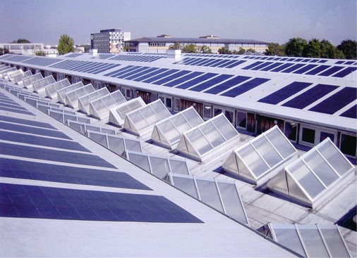 Abb. 6 Photovoltaik-­Anlage auf dem Dach der Münchner Trambahn-Hauptwerk­stätten. Strom soll dort produziert ­werden, wo er die ­Netze möglichst wenig belastet: vor Ort. - © SWM
