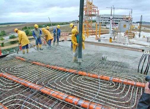 Abb. 7 Gebäude mit Betonkerntemperier­systemen haben ein höheres Abschalt- und Verschiebe­potenzial als solche mit abgehängten ­Decken und Nur-Luft-Klimaanlagen.