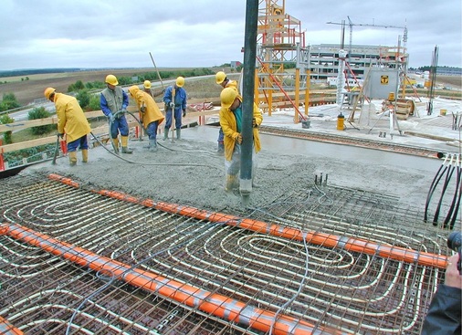 Abb. 7 Gebäude mit Betonkerntemperier­systemen haben ein höheres Abschalt- und Verschiebe­potenzial als solche mit abgehängten ­Decken und Nur-Luft-Klimaanlagen. - © Wolfgang Schmid
