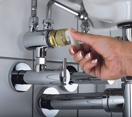 Abb. 2 …und ermöglicht mithilfe eines mitgelieferten Schnellspannhebels die thermische Desinfek­tion der Trinkwarmwasser-Installation, ohne die Voreinstellung zu verändern.