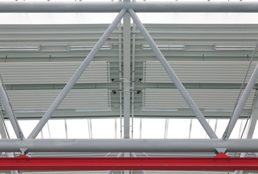 Abb. 5 Alle Strahlplattenelemente für den Hangar wurden mit nur sechs Monteuren innerhalb einer Woche montiert.