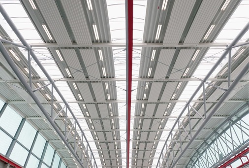 Abb. 4 Die Deckenstrahlplatten wurden unter der großen Wölbung des Hallendachs installiert.