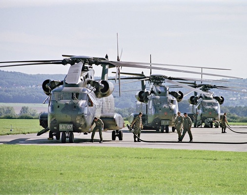 Abb. 3 Die in Rheine-Bentlage stationierten Maschinen vom Typ CH 53 sind die größten Transporthubschrauber der Nato. In den alten Hangars konnten ­Wartungsarbeiten am Heckrotor aufgrund fehlender Hallenhöhe nicht vorgenommen werden. - © Zehnder / cromeart
