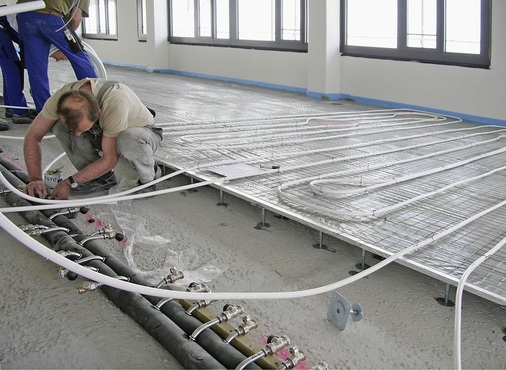 Abb. 2 Verlegung der Heiz-/Kühl-Rohre und Anschluss an die Hauptleitung.