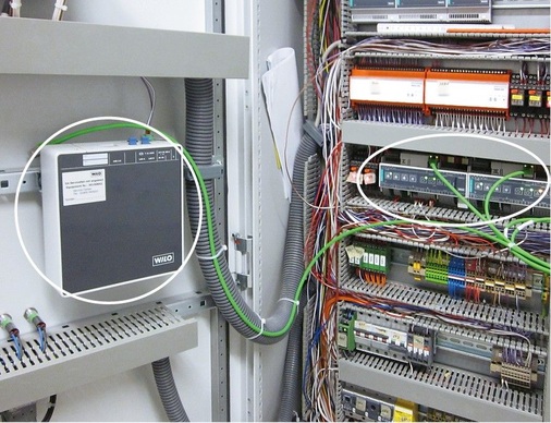 Abb. 3 Die Geniax-Server (rechts) verarbeiten die Daten der Raumbediengeräte und steuern die Miniaturpumpen. Über ein Geniax-BACnet-Modul (links) ist die Anlage mit der Gebäudeleittechnik des Anlagenbetreibers in Bielefeld verbunden.