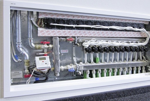 Abb. 5 Die Wilo-Geniax-Pumpen zur bedarfsabhängigen Volumenstrom­regelung wurden in Verteilerschränken in die Anschluss­leitungen der Heiz­flächen installiert. - © Wilo
