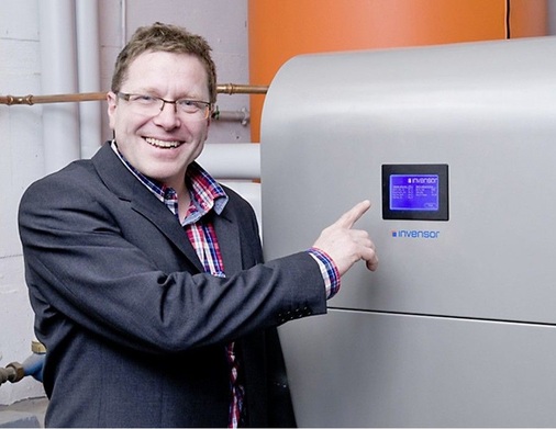 Abb. 3 Peter Wagner, Energiebeauftragter für städtische Liegenschaften der Universitätsstadt ­Marburg, hat besonders die technische Abstimmung der InvenSor-Kältemaschine und des SenerTecBHKWs zu einem Gesamtsystem überzeugt.