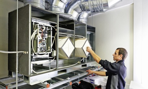 Abb. 3 Lossnay-Zentrallüftungsgerät: Nach dem Herausnehmen der KreuzstromWärmeübertrager ist das Innengehäuse einfach zugänglich und kann leicht gereinigt werden.