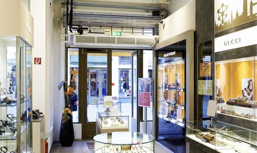 Abb. 5 Die Türluftschleier können heizen und kühlen und tragen auch im Sommer zur Optimierung der Energiebilanz bei.